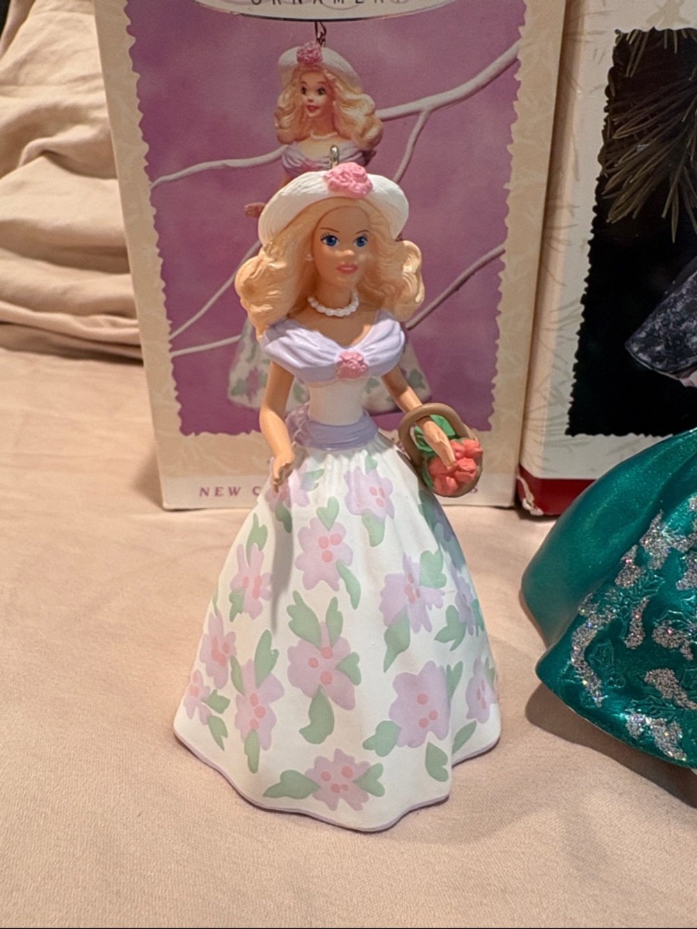 Keepsake Ornament Barbie - Picture 2 of 9